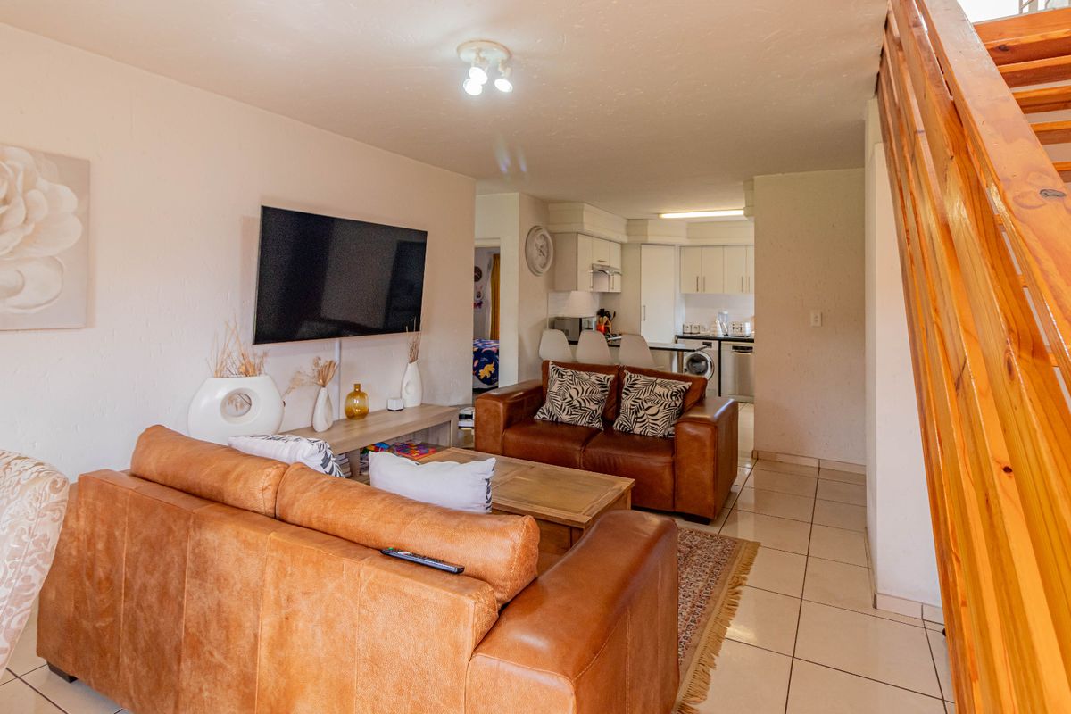 Beautiful 4 bedroom double storey house in Pomona - Photo 3