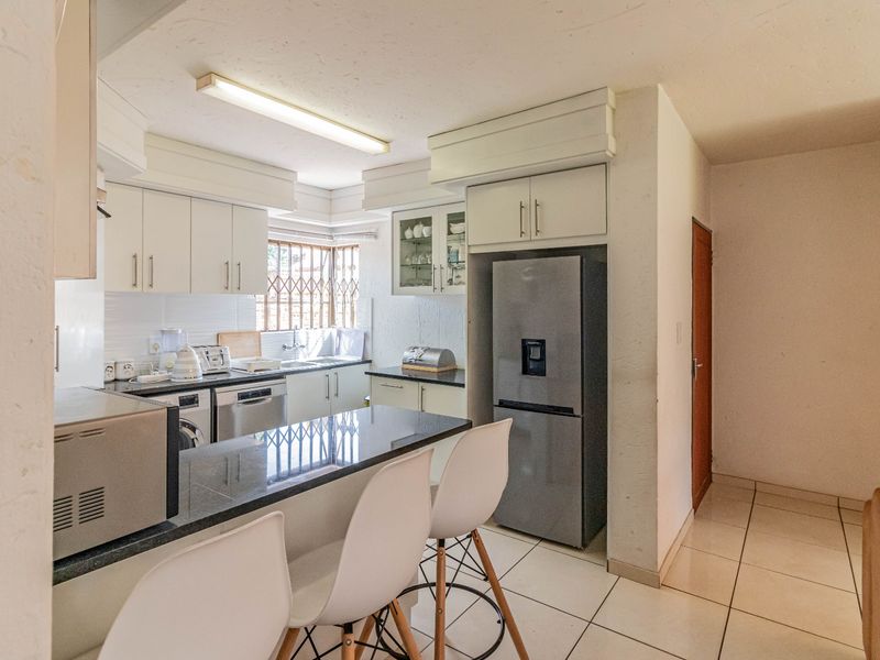 Beautiful 4 bedroom double storey house in Pomona - Photo 6