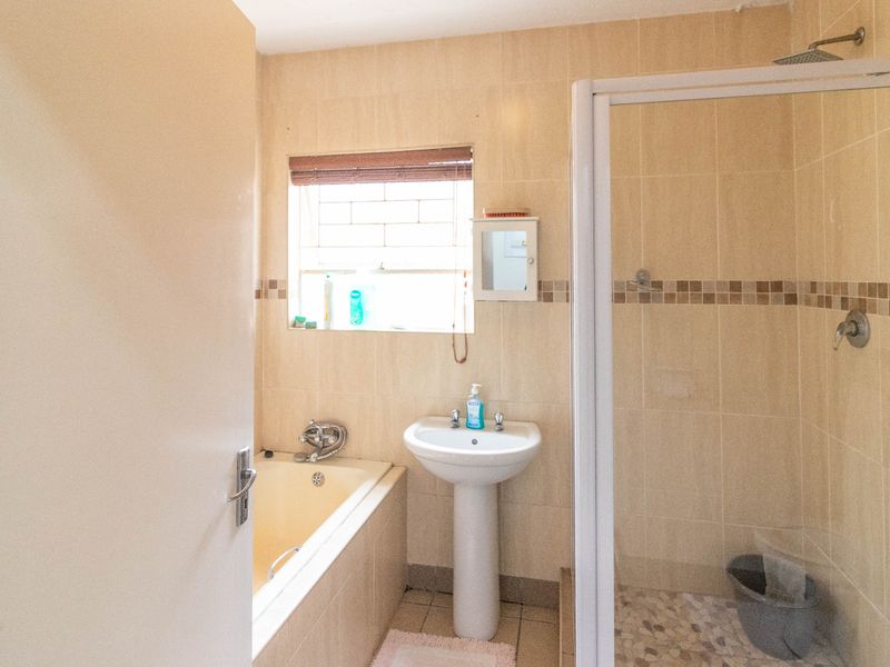 Beautiful 4 bedroom double storey house in Pomona - Photo 10