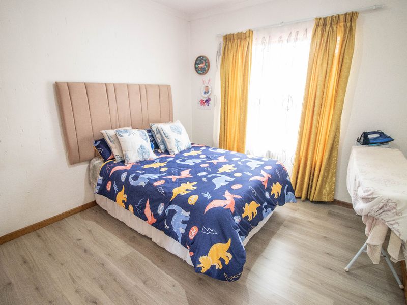 Beautiful 4 bedroom double storey house in Pomona - Photo 9