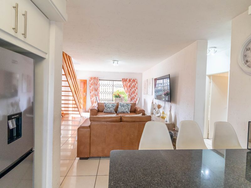 Beautiful 4 bedroom double storey house in Pomona - Photo 8