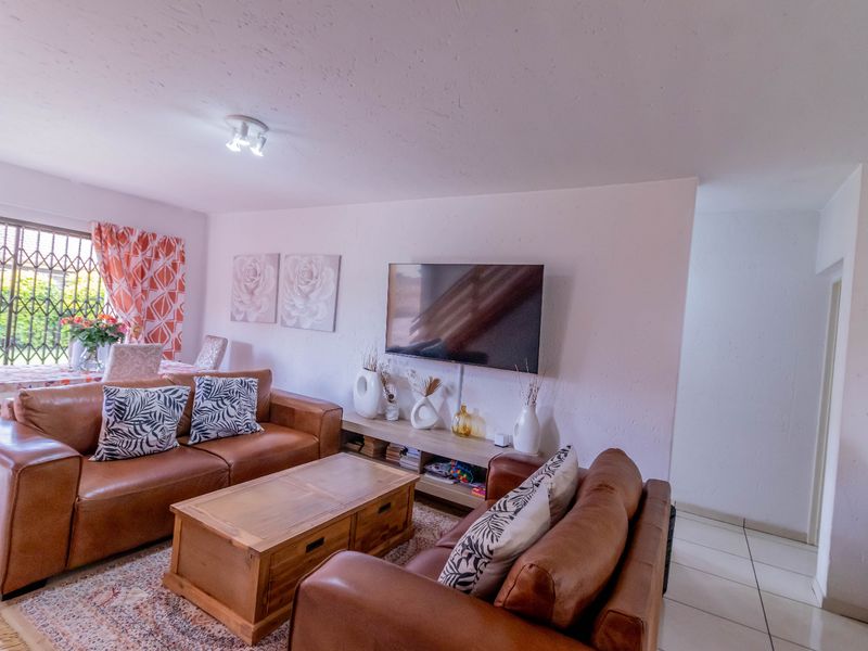 Beautiful 4 bedroom double storey house in Pomona - Photo 7