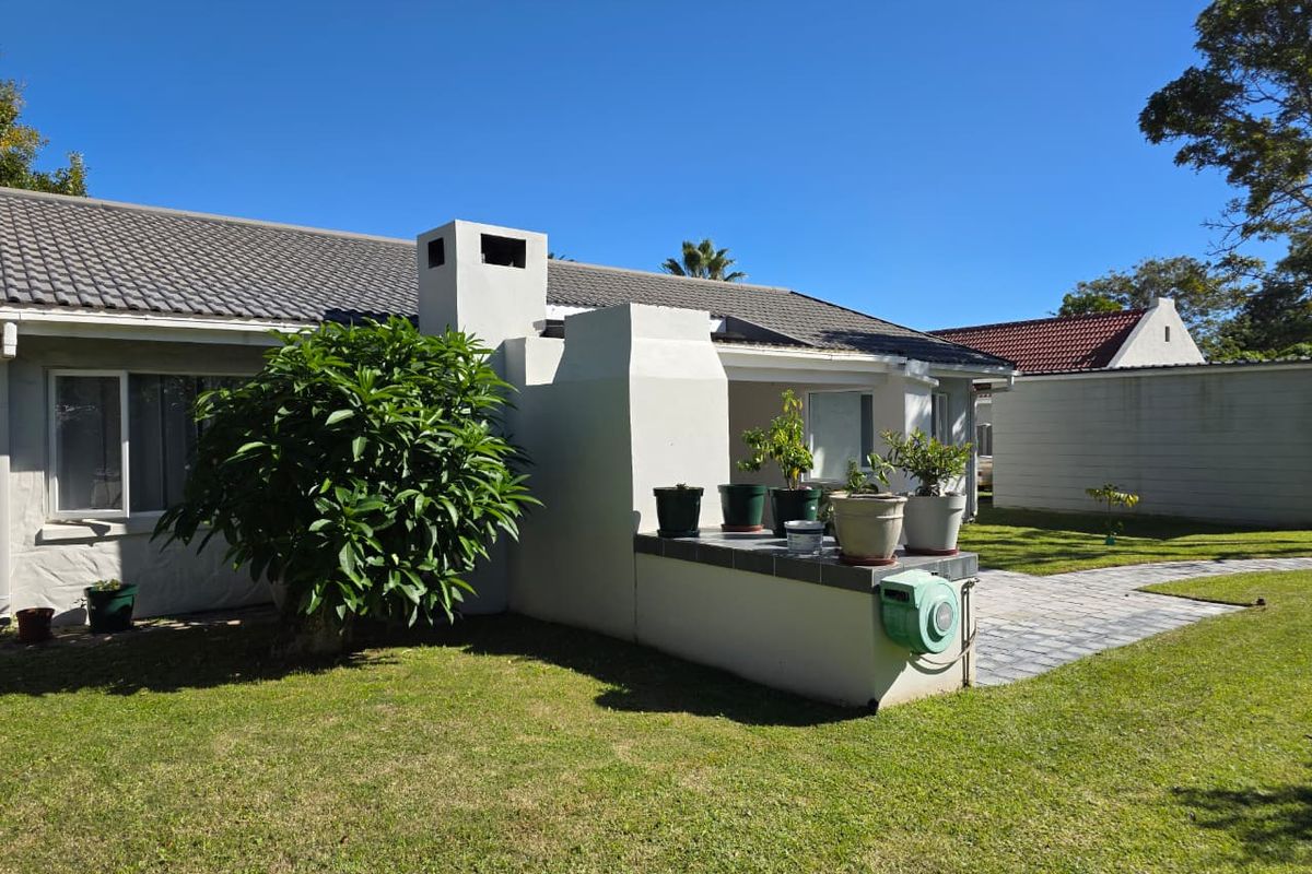 Island Living, Lagoon Views & Modern Comfort – Your Sedgefield Sanctuary Awaits - Photo 2