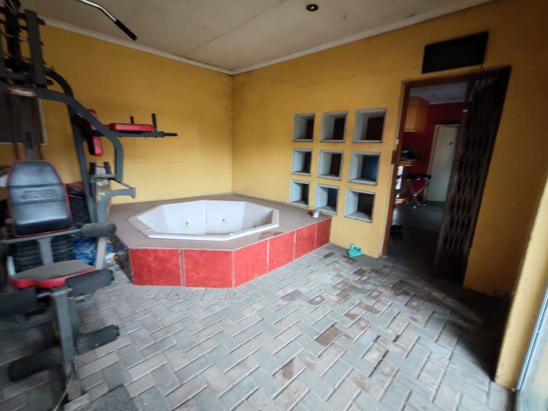 Family Home for sale in Vanderbijlpark SW1 - Photo 9
