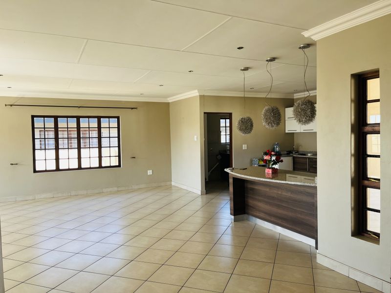 Move-in ready family home with a large yard in a well developed neighborhood with enhanced privacy. - Photo 5