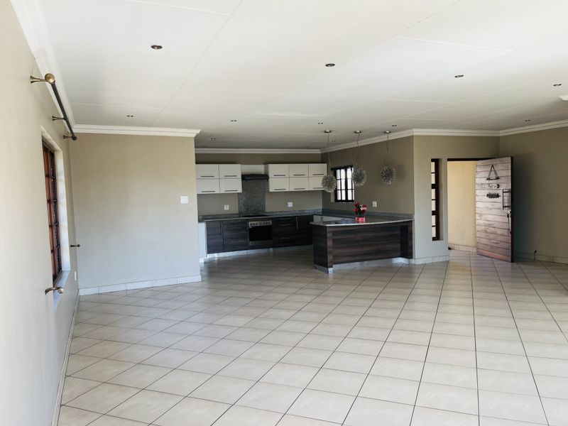 Move-in ready family home with a large yard in a well developed neighborhood with enhanced privacy. - Photo 7