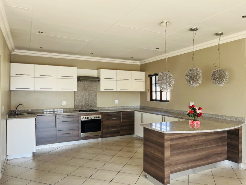 Move-in ready family home with a large yard in a well developed neighborhood with enhanced privacy. - Photo 6