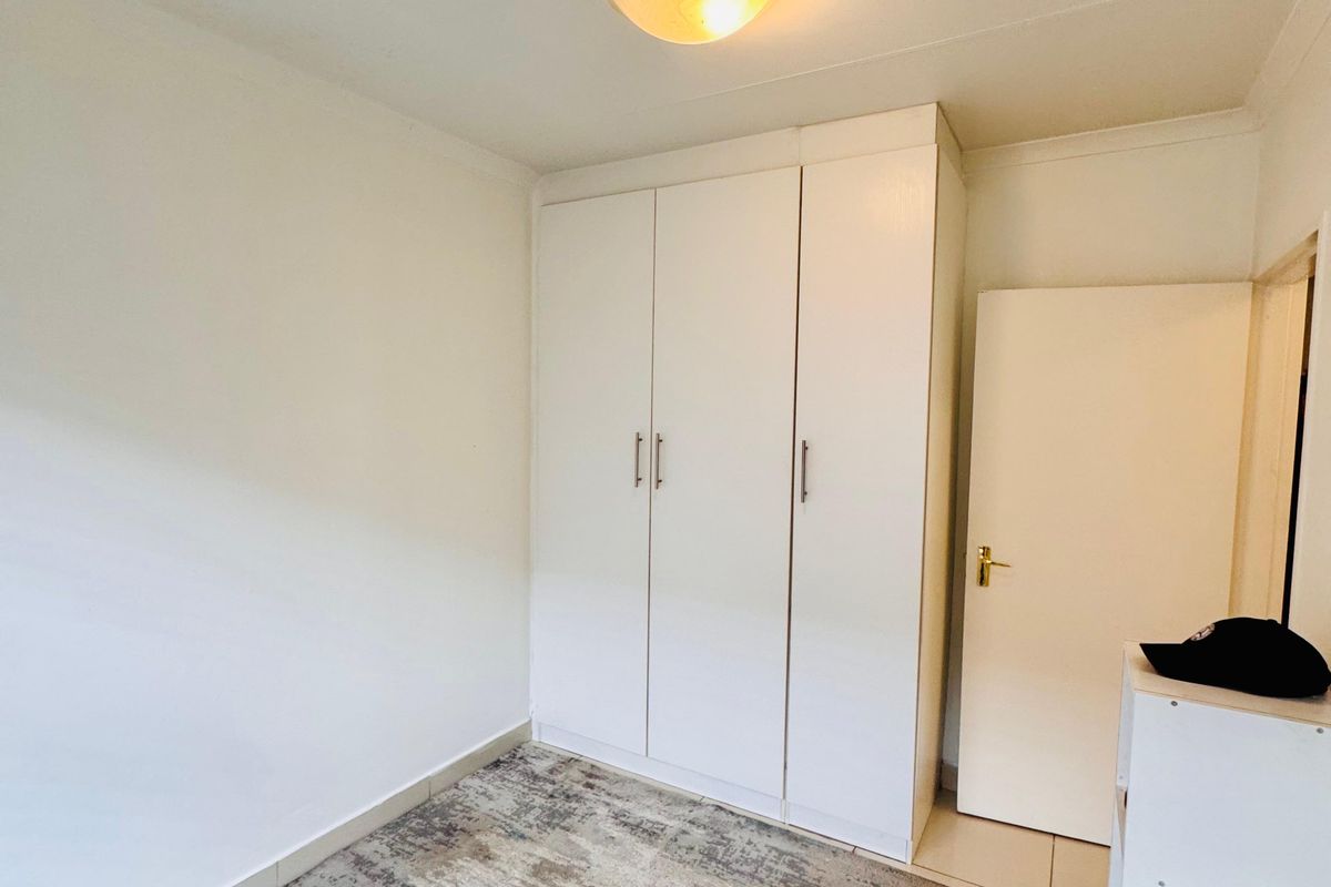 Stunning 3-bedroom secure townhouse - Photo 3