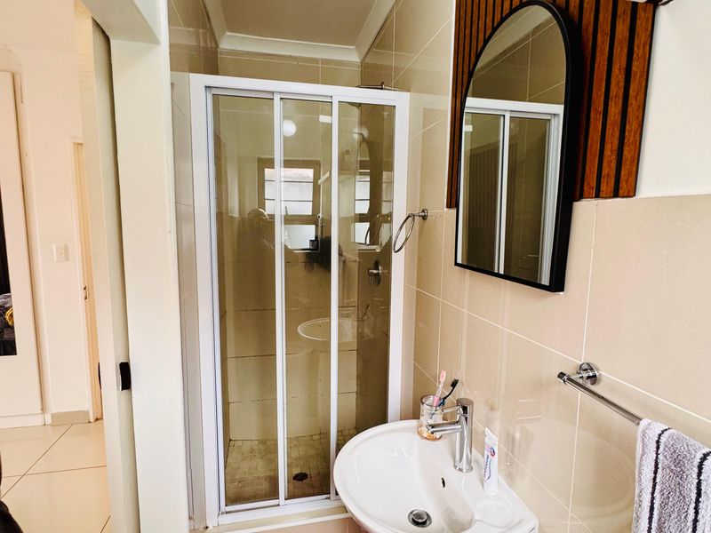 Stunning 3-bedroom secure townhouse - Photo 8