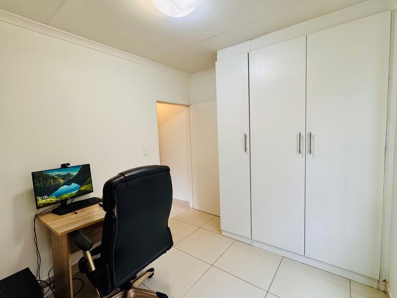 Stunning 3-bedroom secure townhouse - Photo 7