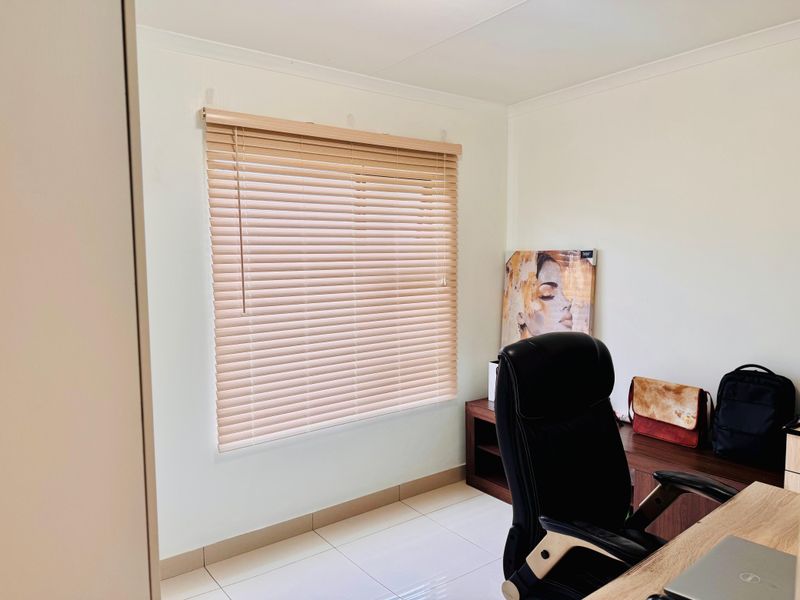 Stunning 3-bedroom secure townhouse - Photo 6