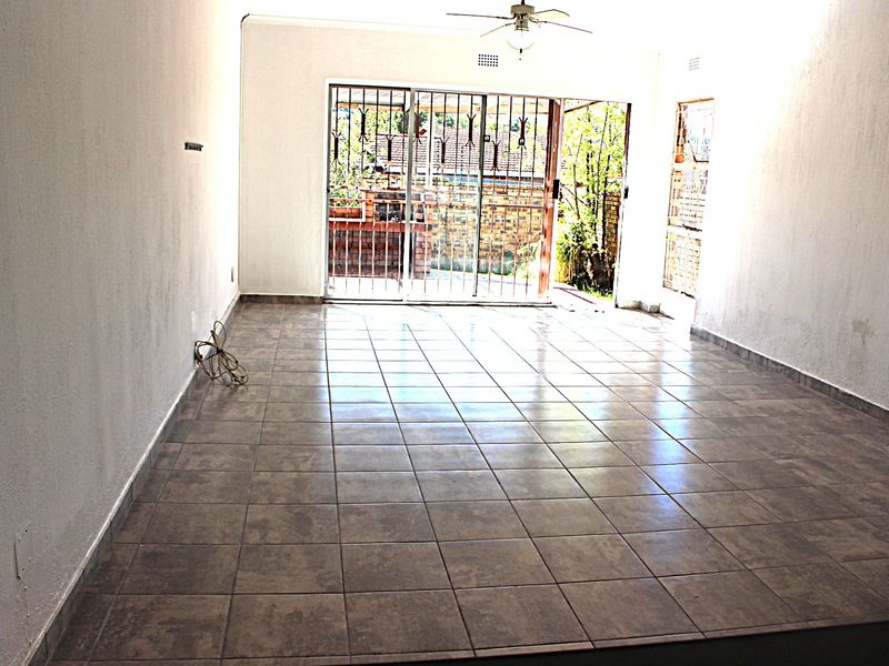 Modern, Spacious 3 Bedroom Unit - Photo 9