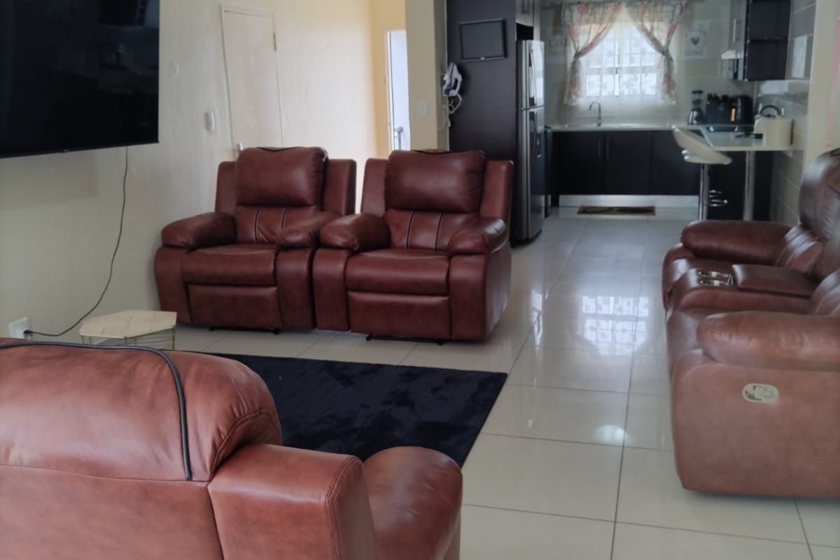Stunning 3-bedroom secure townhouse - Photo 2