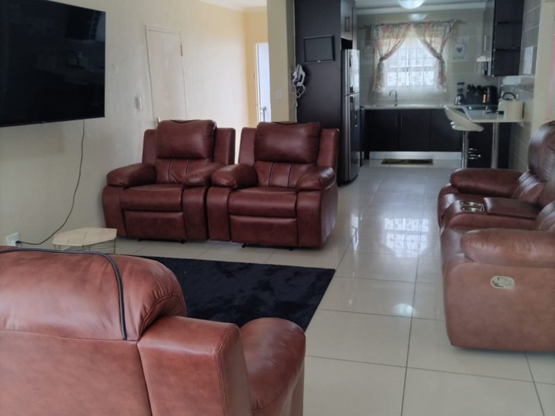 Stunning 3-bedroom secure townhouse - Photo 2