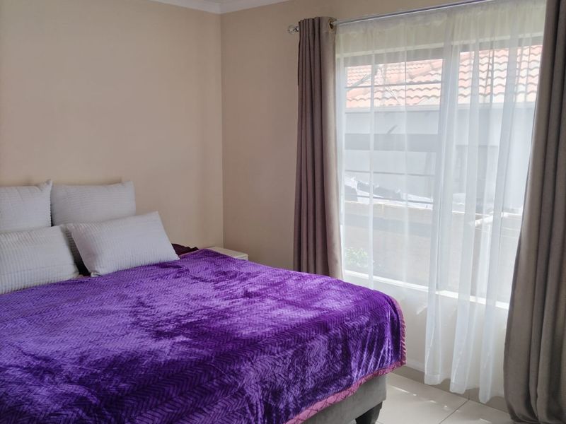 Stunning 3-bedroom secure townhouse - Photo 8