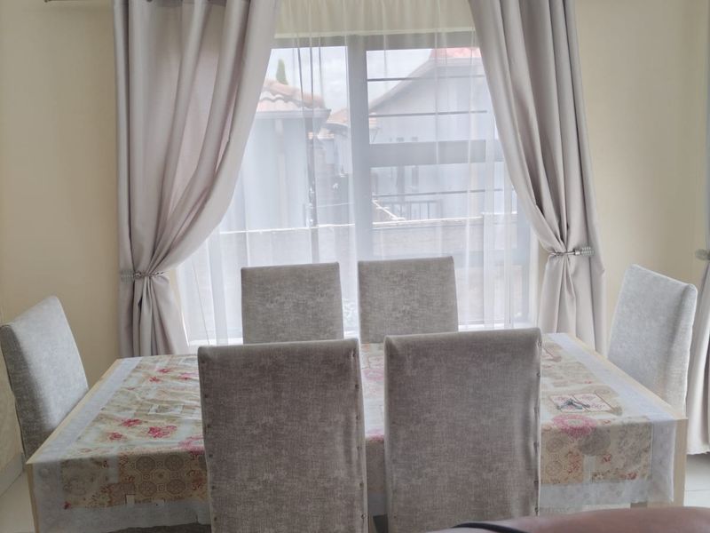 Stunning 3-bedroom secure townhouse - Photo 3