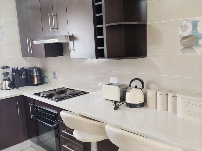 Stunning 3-bedroom secure townhouse - Photo 5