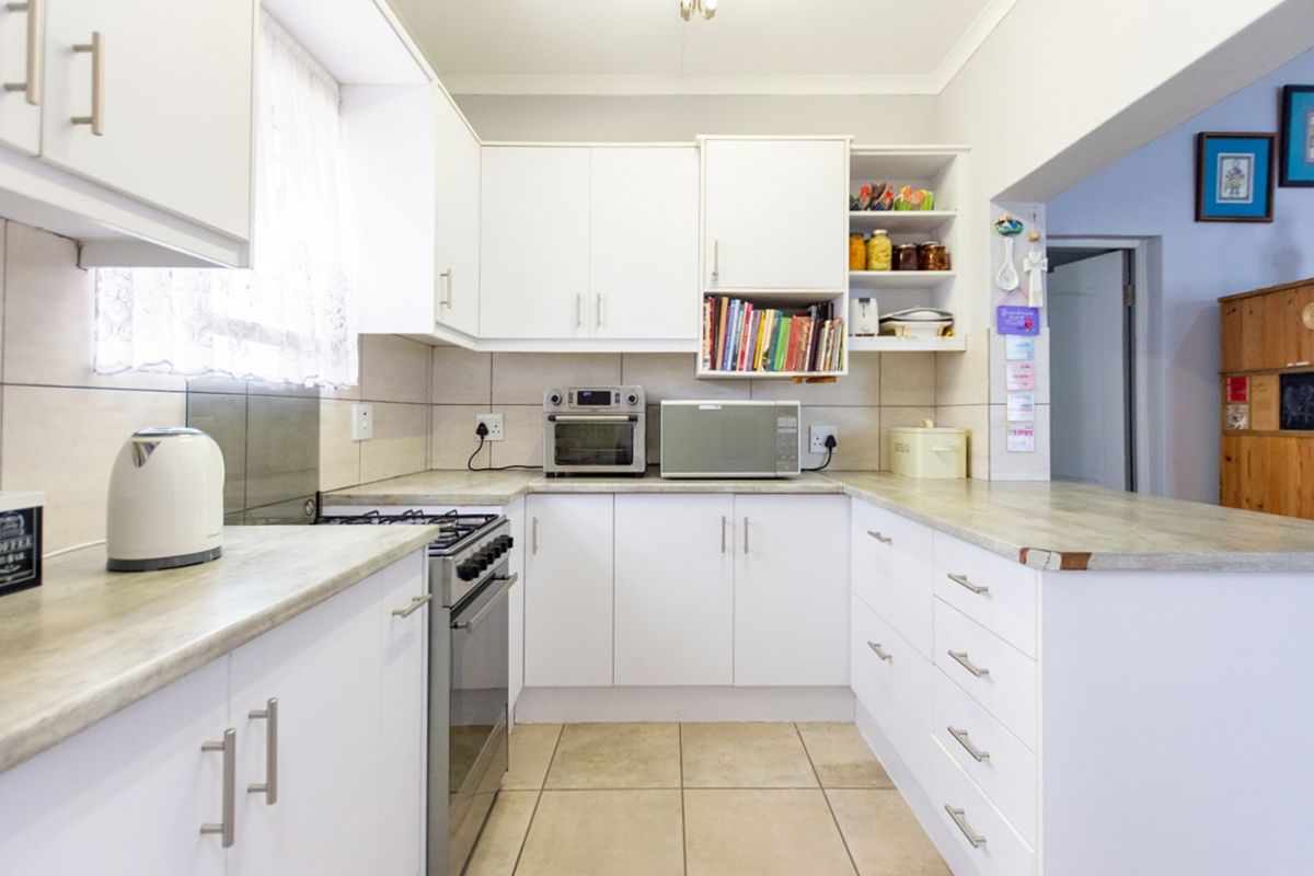 You are invited to explore this lovely three bedroom house. - Photo 5