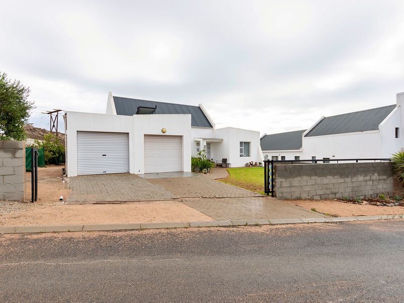 You are invited to explore this lovely three bedroom house. - Photo 2