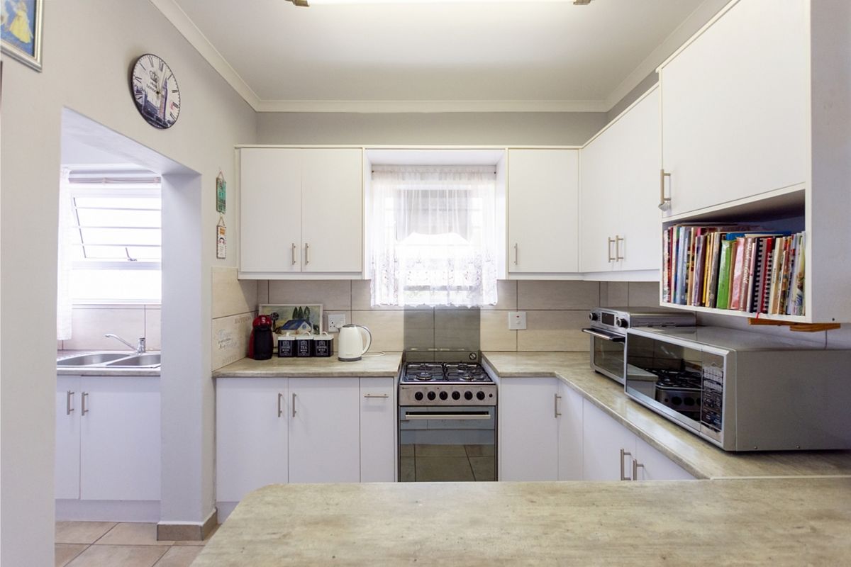 You are invited to explore this lovely three bedroom house. - Photo 3