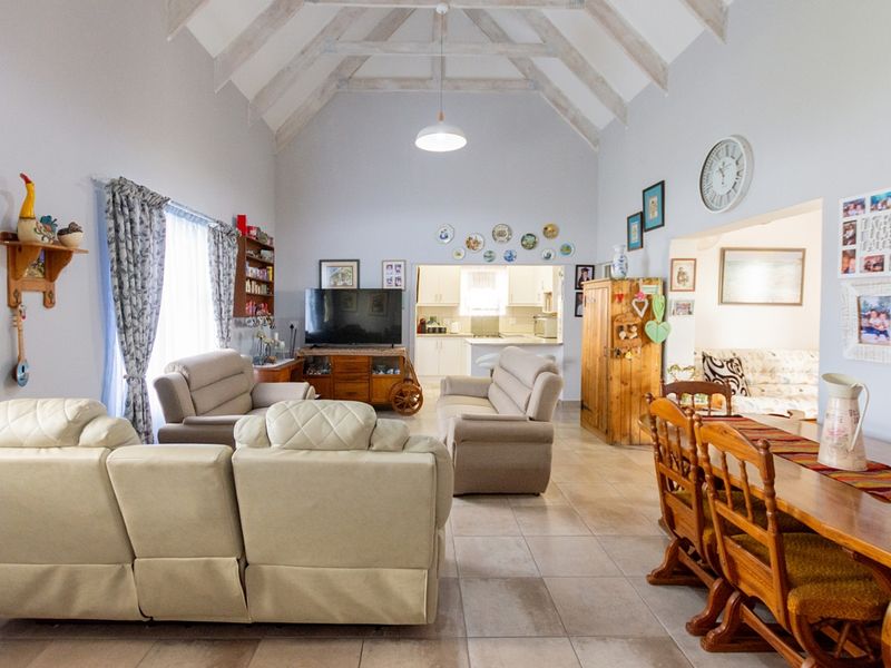 You are invited to explore this lovely three bedroom house. - Photo 7
