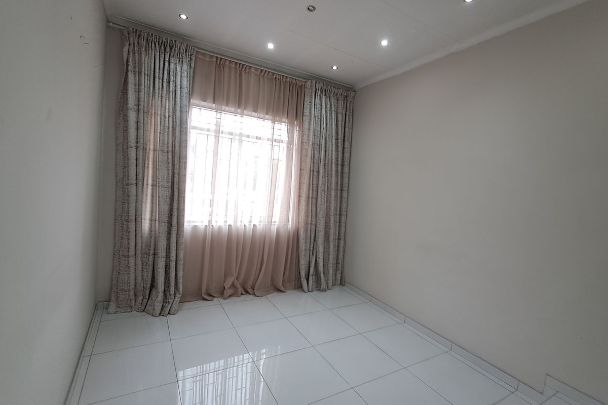 Charming Family Home For Sale in Shalimar Ridge - Photo 4