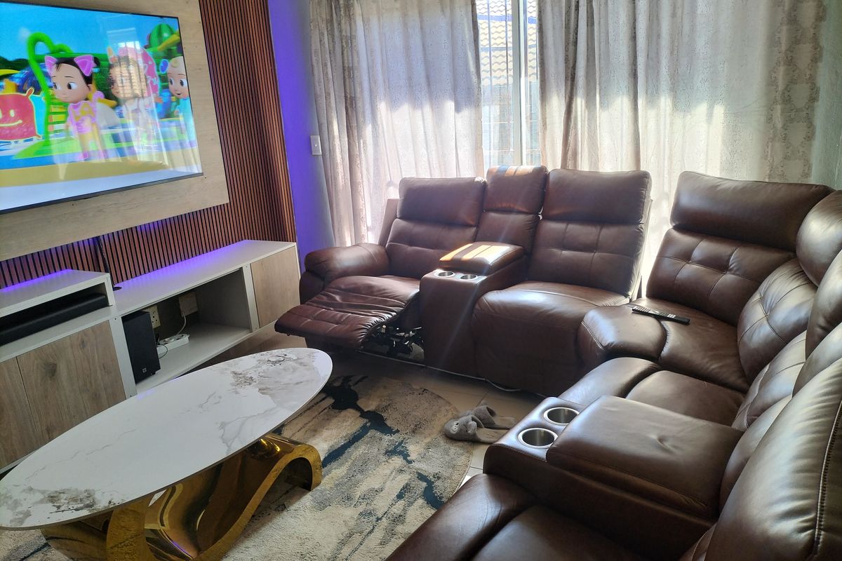 Modern Sectional title home in Amandasig - Photo 2