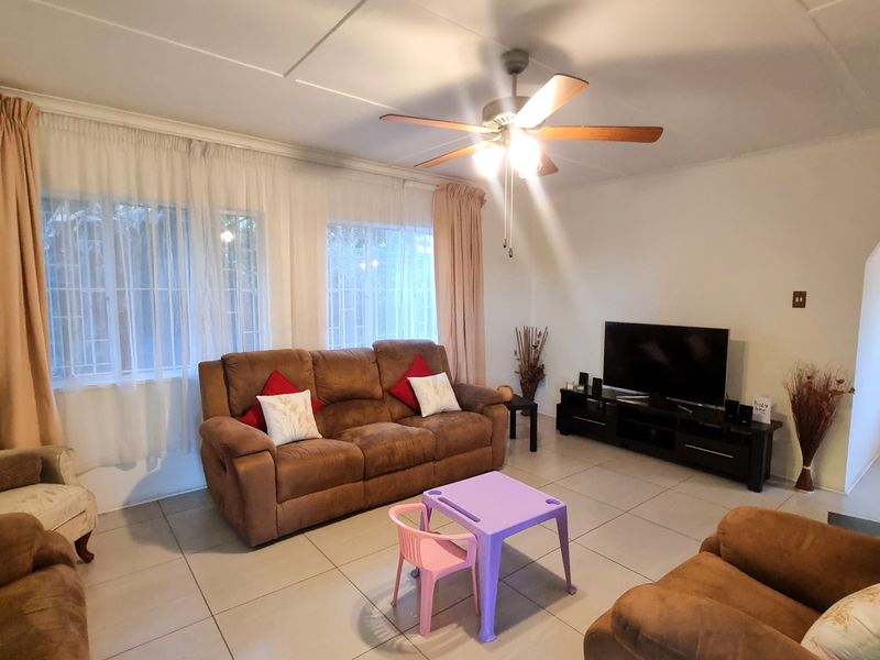 3 Bed, 2 Bath Family Home- Mimosa Park - Photo 4