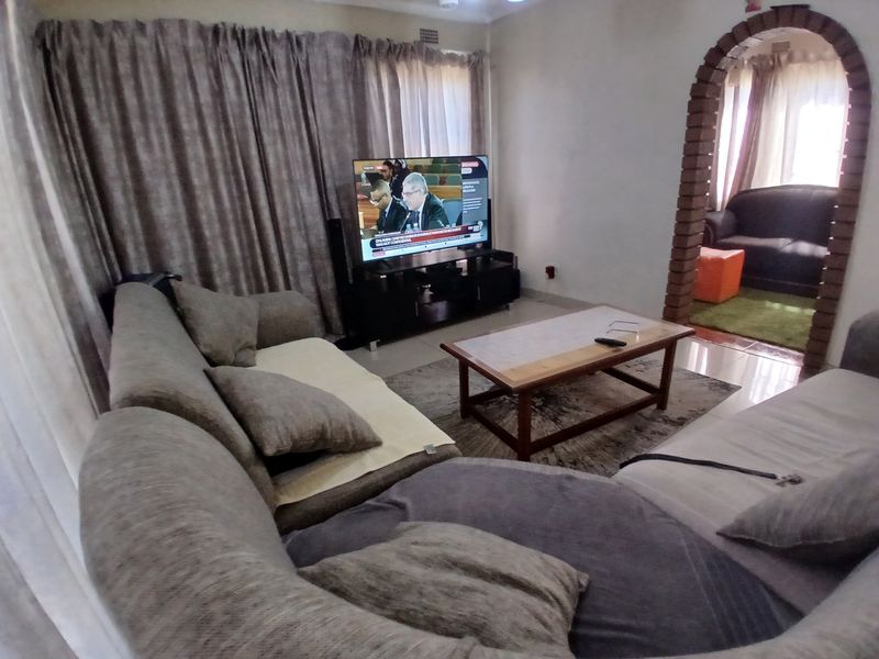 Stunning 3-bedroom freestanding home for sale in Dunnottar, Nigel—perfect for family living! - Photo 2