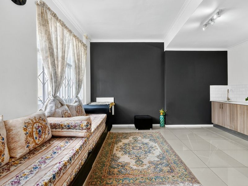 Discover a modern, airy 65 sqm ground floor apartment in Strand—ideal for a professional couple. - Photo 4