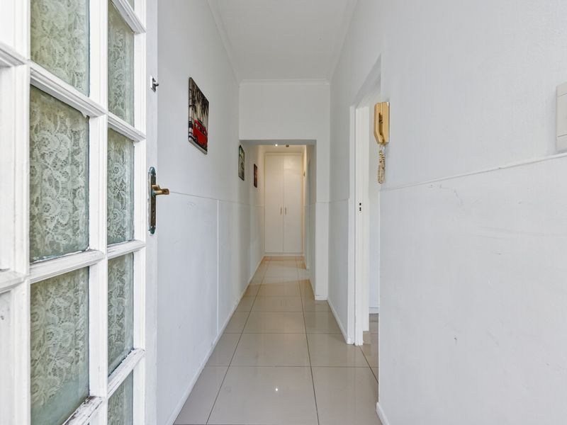 Discover a modern, airy 65 sqm ground floor apartment in Strand—ideal for a professional couple. - Photo 9