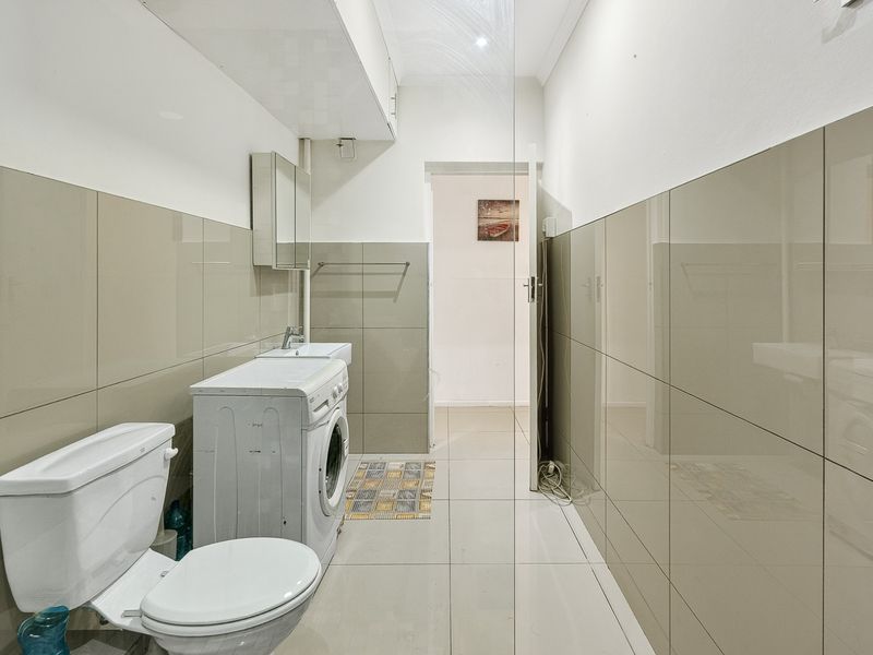Discover a modern, airy 65 sqm ground floor apartment in Strand—ideal for a professional couple. - Photo 8