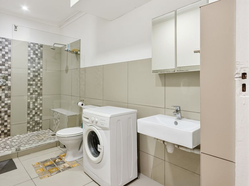 Discover a modern, airy 65 sqm ground floor apartment in Strand—ideal for a professional couple. - Photo 7