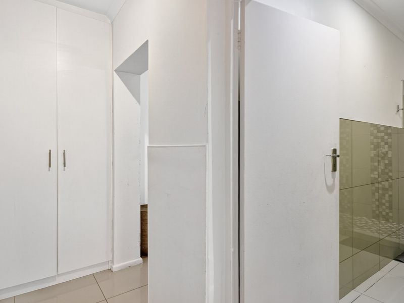 Discover a modern, airy 65 sqm ground floor apartment in Strand—ideal for a professional couple. - Photo 6
