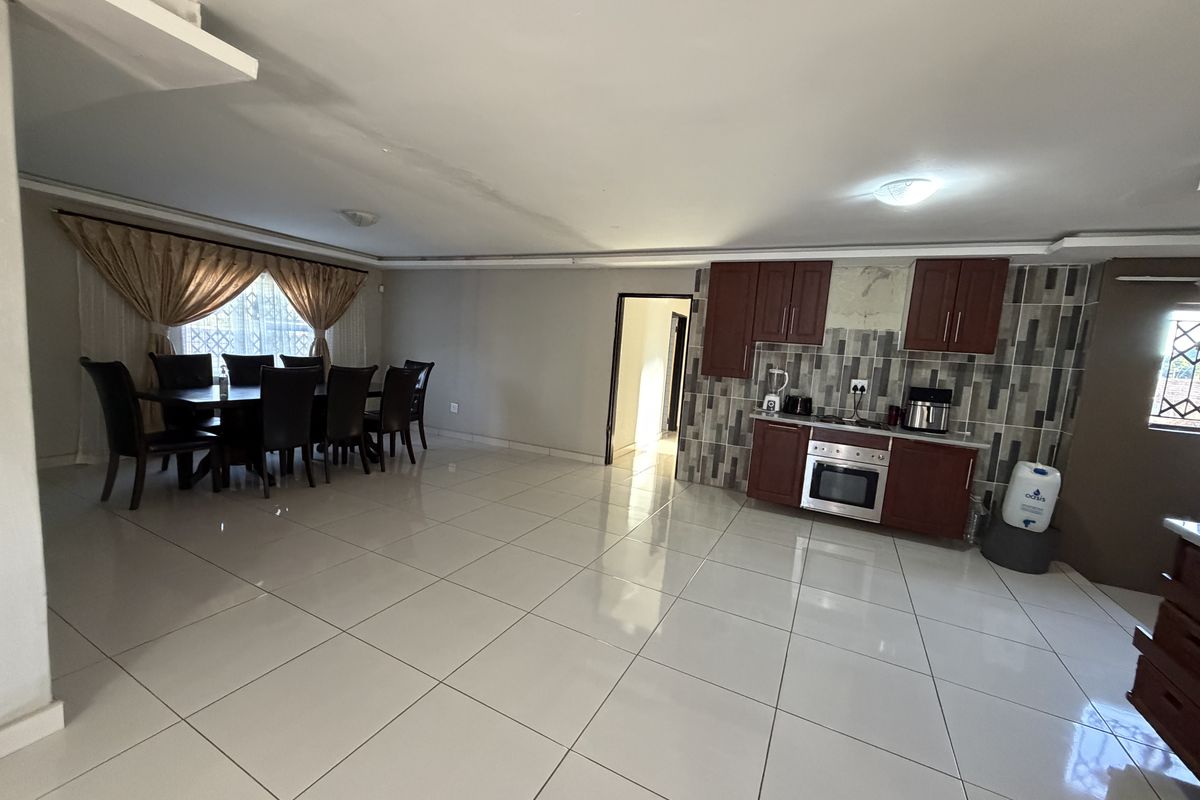 Extraordinary 4 bedroom home for sale , in Louis Trichardt - Photo 4