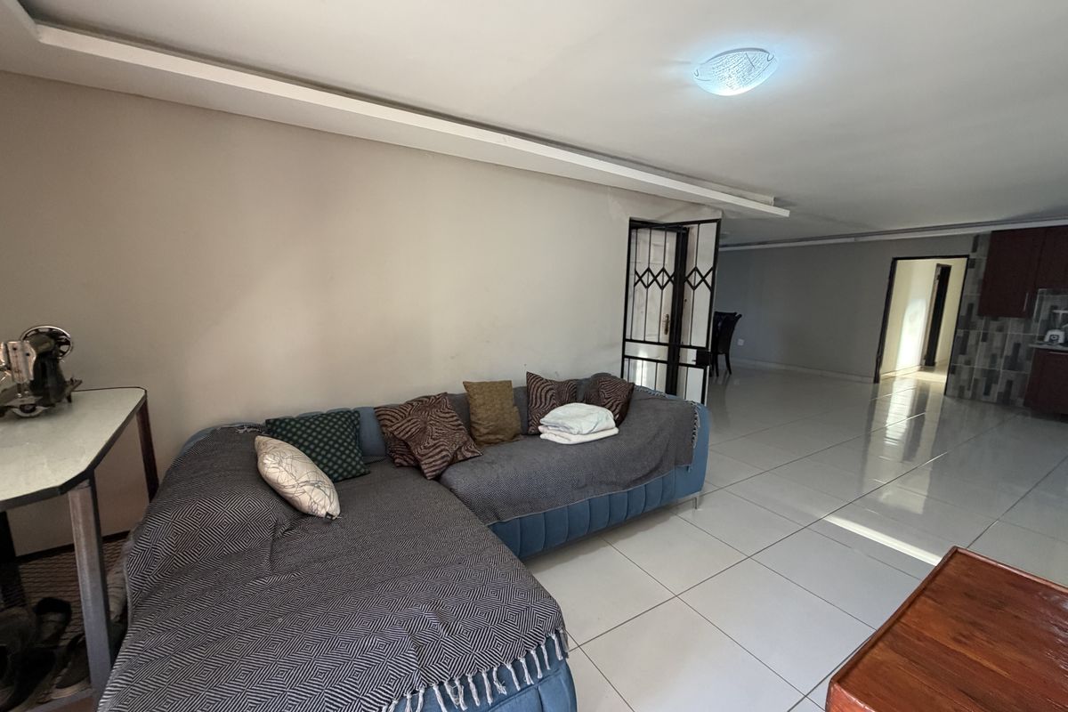 Extraordinary 4 bedroom home for sale , in Louis Trichardt - Photo 3