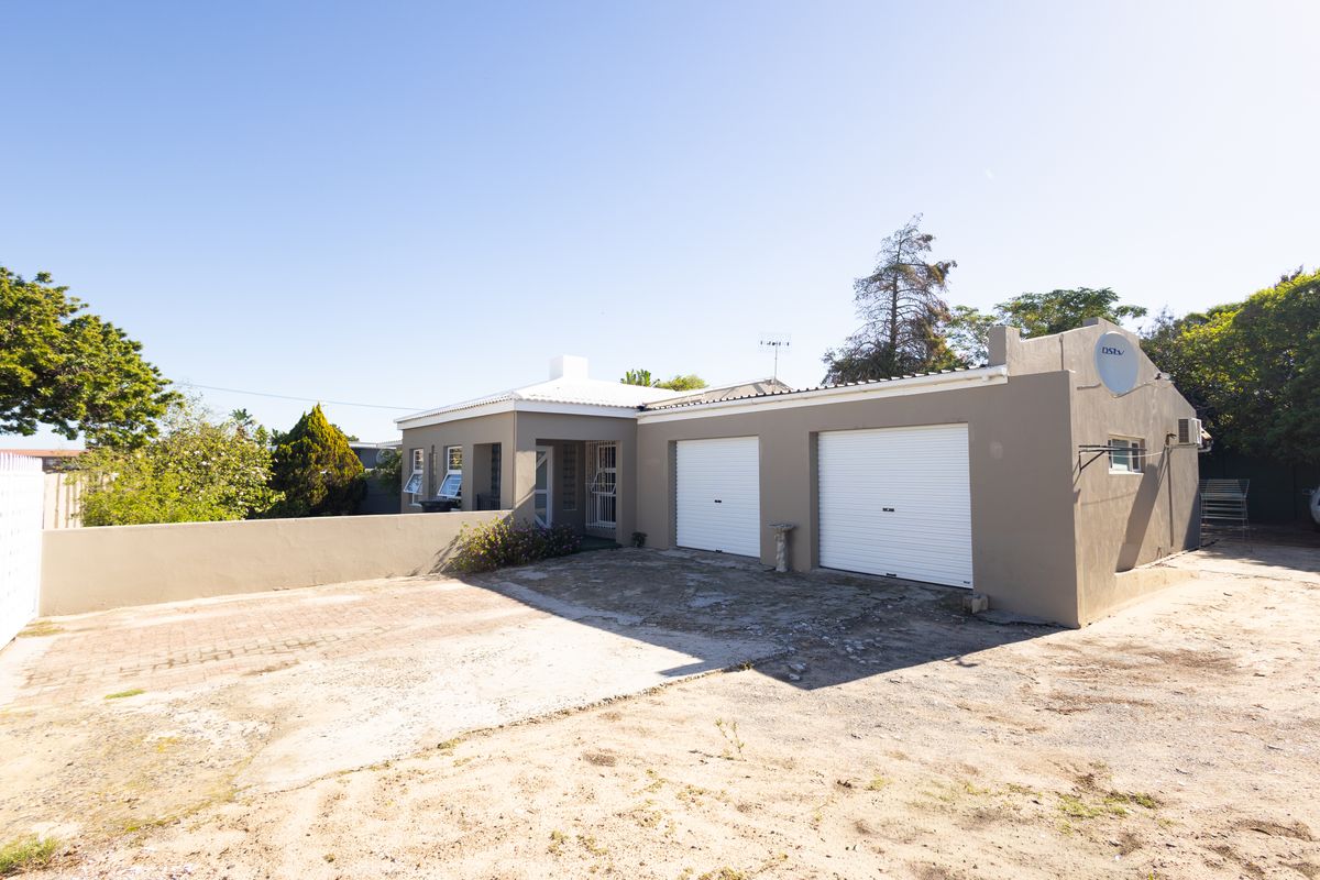 Spacious Family Home with 2 Income-Generating Granny Flats & Pool - Photo 2