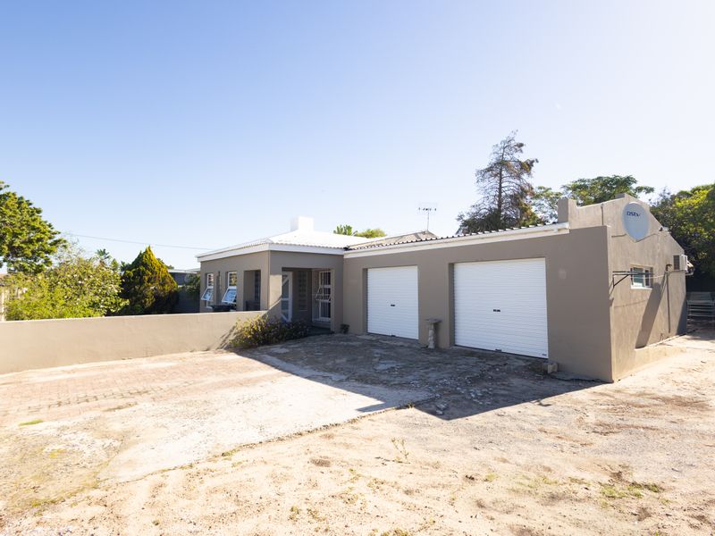 Spacious Family Home with 2 Income-Generating Granny Flats & Pool - Photo 2