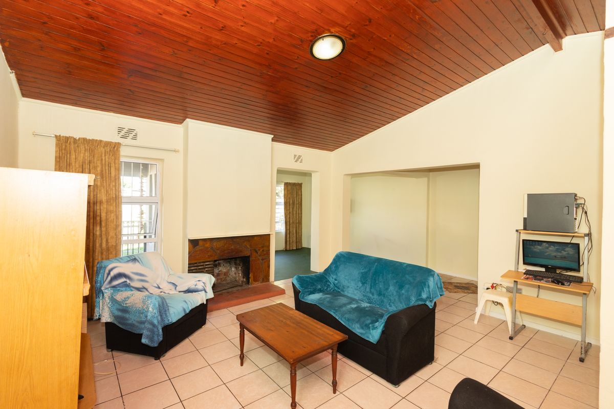 Spacious Family Home with 2 Income-Generating Granny Flats & Pool - Photo 5