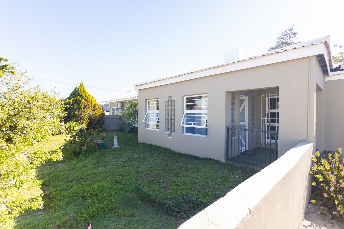 Spacious Family Home with 2 Income-Generating Granny Flats & Pool - Photo 3