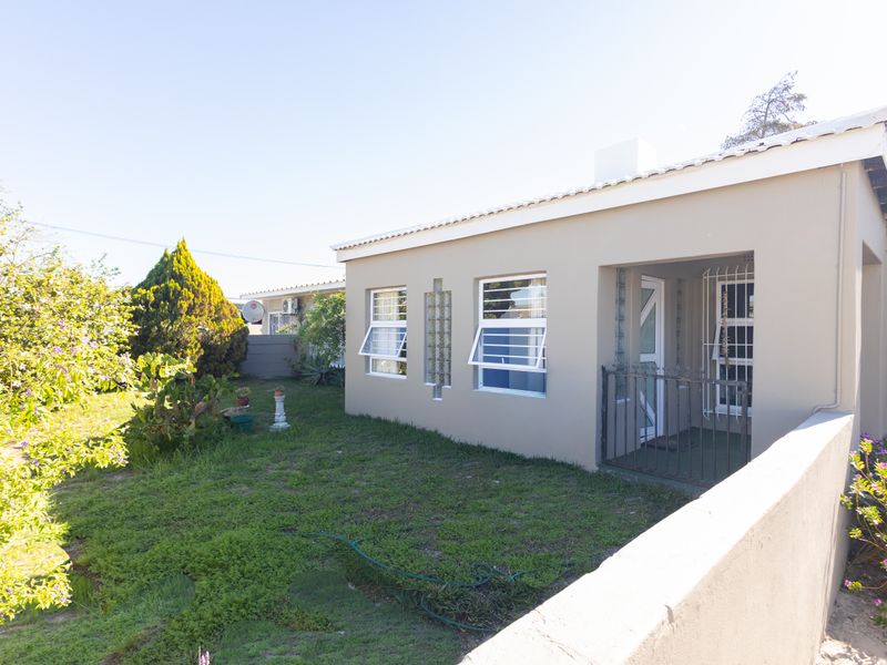 Spacious Family Home with 2 Income-Generating Granny Flats & Pool - Photo 3