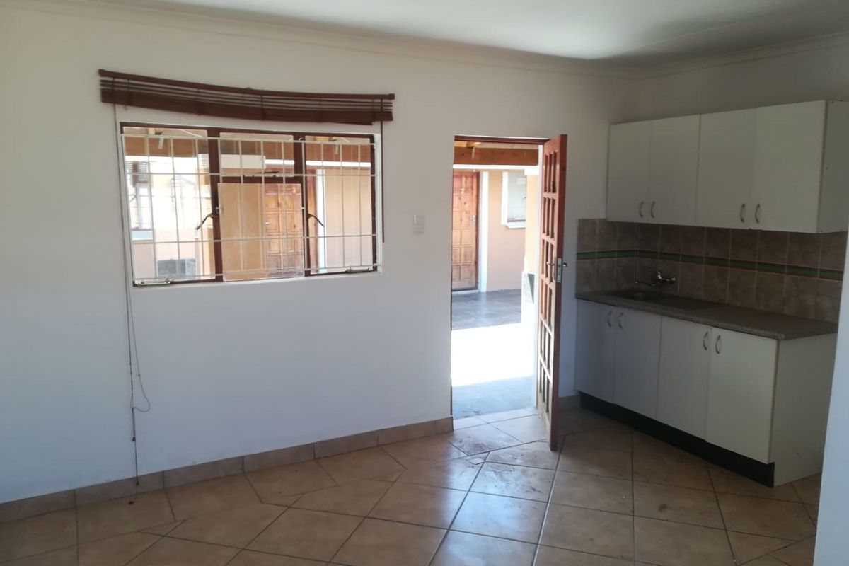 Bachelor Flat to Let in Ezibeleni - Photo 2