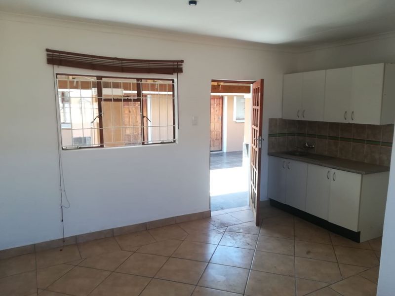 Bachelor Flat to Let in Ezibeleni - Photo 2