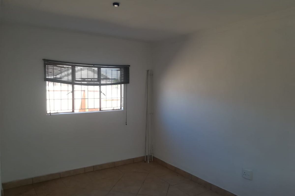 Bachelor Flat to Let in Ezibeleni - Photo 4