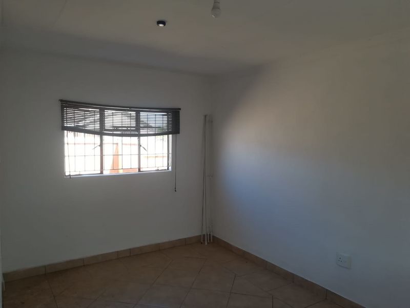 Bachelor Flat to Let in Ezibeleni - Photo 4