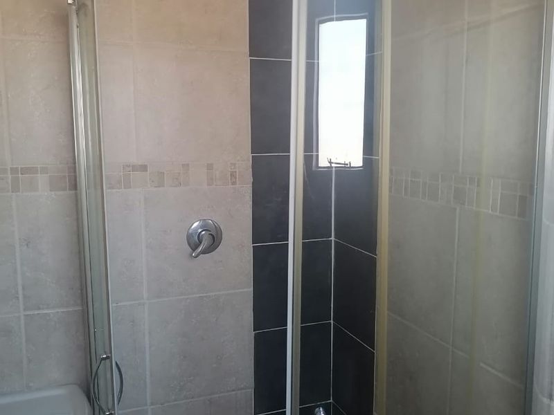 Bachelor Flat to Let in Ezibeleni - Photo 6