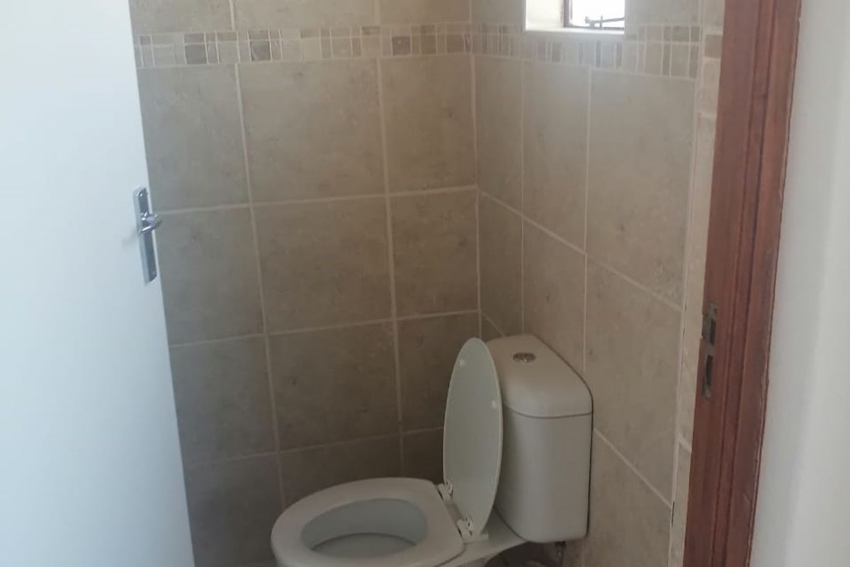 Bachelor Flat to Let in Ezibeleni - Photo 5