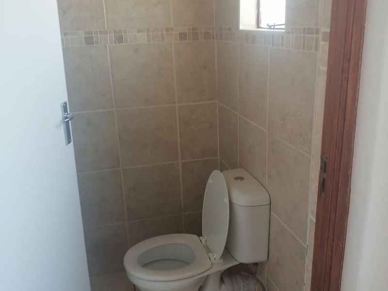 Bachelor Flat to Let in Ezibeleni - Photo 5