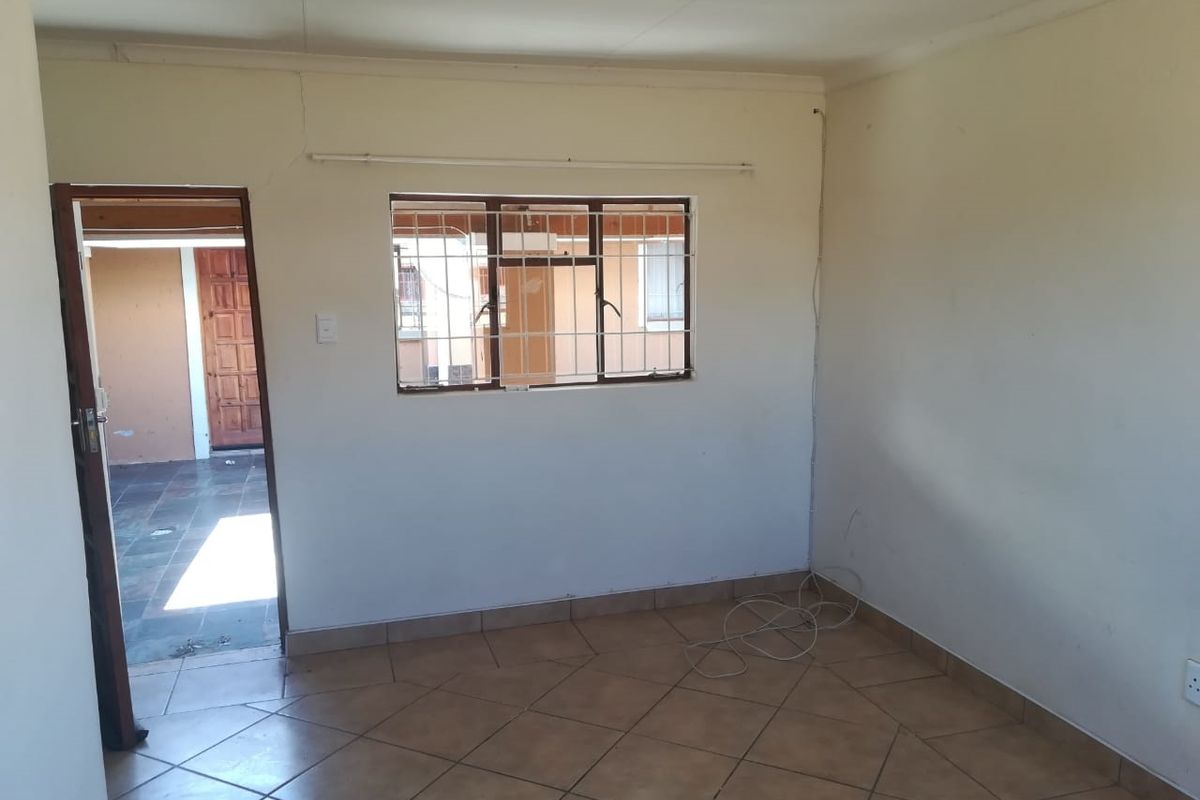 Bachelor Flat to Let in Ezibeleni - Photo 3