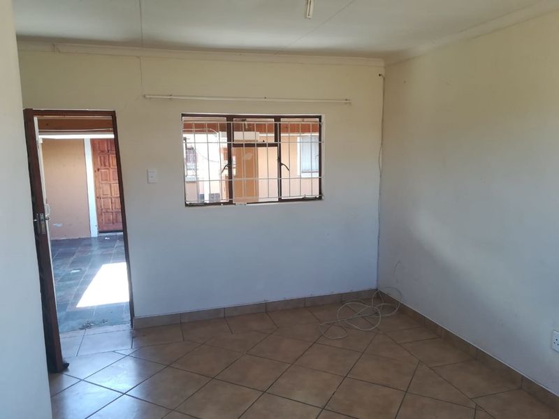 Bachelor Flat to Let in Ezibeleni - Photo 3